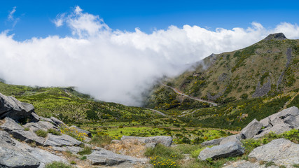 Fototapeta na wymiar Wandern auf Madeira - Wanderwege und Ausblick am Pico do Arieiro