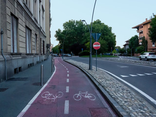 Fototapeta na wymiar Elementary school served by a cycle path highlighted with red paint