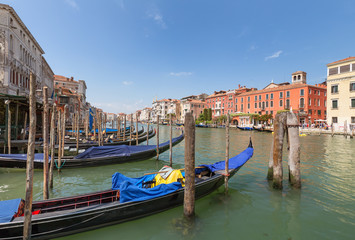 Fototapeta na wymiar Venice / View of the river and city historical architecture
