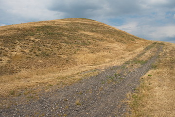 Weg in den Arkenbergen in Berlin Pankow, einer ehemaligen Bauschutt-Deponie