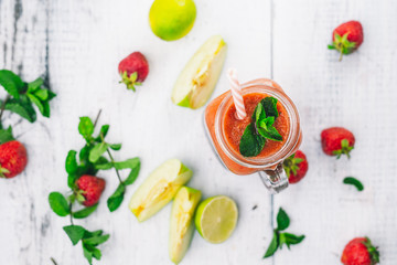 smoothie with strawberry, apple, mint and lime