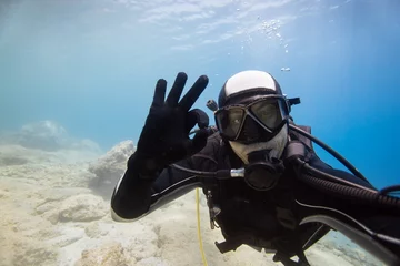 Crédence de cuisine en verre imprimé Plonger Scuba diver shows ok sign underwater