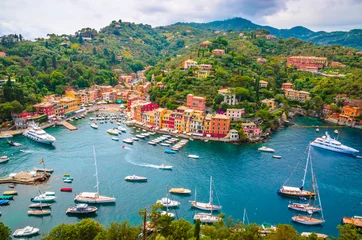 Gardinen Schöne Bucht mit bunten Häusern in Portofino, Ligurien, Italien © Olena Zn