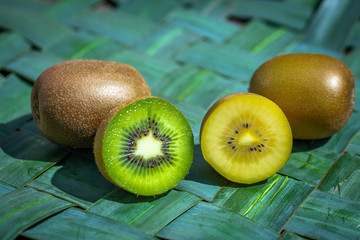 une moitié de kiwi vert et une moitié de kiwi jaune côte à côte