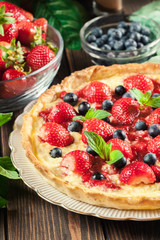 Tart with curd cheese, strawberries and blueberries