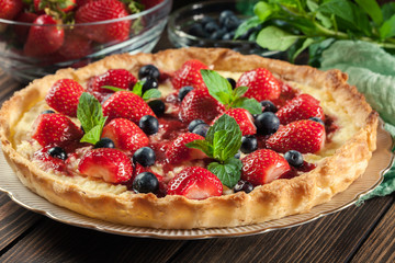 Tart with curd cheese, strawberries and blueberries