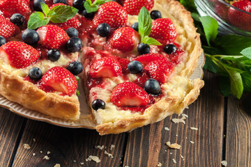 Tart with curd cheese, strawberries and blueberries