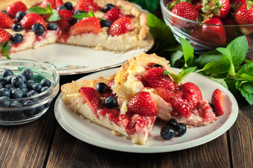 Tart with curd cheese, strawberries and blueberries
