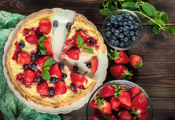 Tart with curd cheese, strawberries and blueberries
