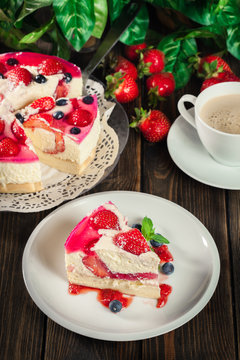 Cheesecake with strawberries, blueberry and jelly