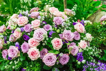 Strauss mit rosa und blauen Rosen
