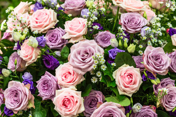 Strauss mit rosa und blauen Rosen