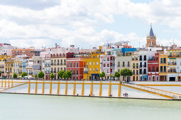 Fototapeta premium widoki na okolicę Triana w Sewilli w Hiszpanii