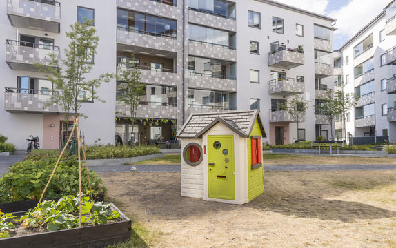 Trevlig innerg&aring;rd vid ett nyproducerad och moderna bostadshus i &Aring;rsta r