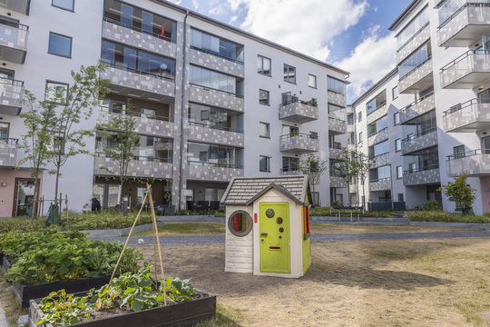Trevlig innerg&aring;rd vid ett nyproducerad och moderna bostadshus i &Aring;rsta r
