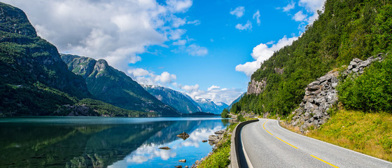 Geweldig uitzicht op de natuur met fjord en bergen. Mooie reflectie. Locatie: Scandinavische bergen, Noorwegen. Artistieke foto. Schoonheid wereld. Het gevoel van volledige vrijheid
