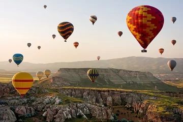 Rolgordijnen De grote toeristische attractie van Cappadocië - ballonvlucht. Cappadocië staat over de hele wereld bekend als een van de beste plaatsen om met heteluchtballonnen te vliegen. Göreme, Cappadocië, Turkije © olenatur