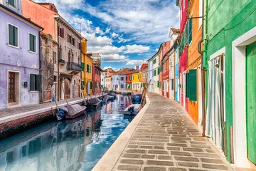 Fotobehang Kleurrijke huizen langs het kanaal, eiland Burano, Venetië, Italië © marcorubino