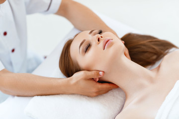 Obraz na płótnie Canvas beautiful girl enjoys massage and spa treatments