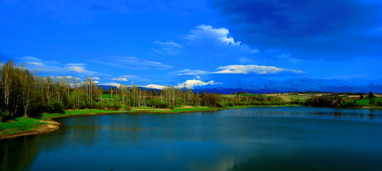 北海道、美瑛町の水沢ダムより見る十勝岳連峰の雪渓風景