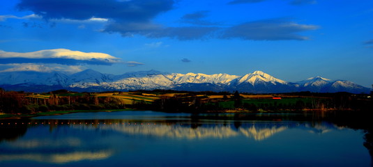 北海道、美瑛町の水沢ダムより見る十勝岳連峰の雪渓風景