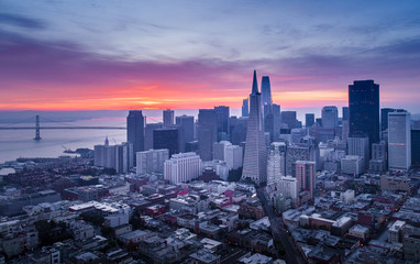 Skyline van het financiële district van San Francisco bij zonsopgang