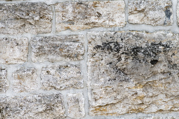 Hintergrund eine Mauer aus großen Steinen