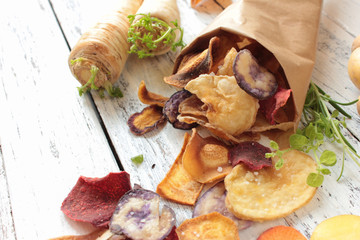 Portion selbstgemachte Gemüsechips Tüte Chips Tisch Freiraum