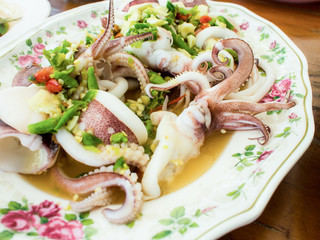 Big squid seafood flavor, sprinkle the spicy green peppers.