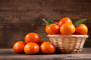 Fototapeta na wymiar fresh mandarin oranges fruit in a wooden basket