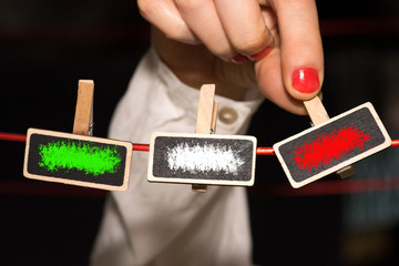 Eine Frau und Nationalfarben von Italien