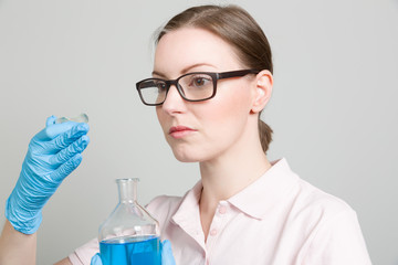Chemikerin macht Geruchsprobe