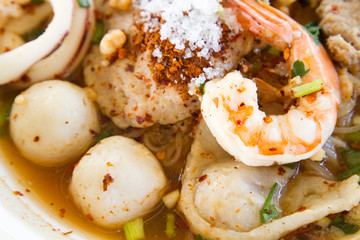 Noodles are seasoned with shrimp, squid and meat, seasoned with chili sugar to add flavor