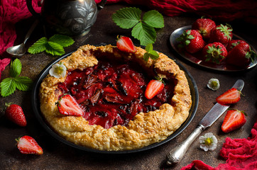 Pie of unleavened dough with strawberries