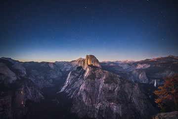 Sternennacht über dem Half Dome im Yosemite National Park, Kalifornien, USA