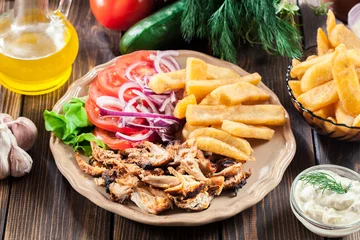 Crédence de cuisine en verre imprimé Plats de repas Greek gyros dish with french fries and vegetables