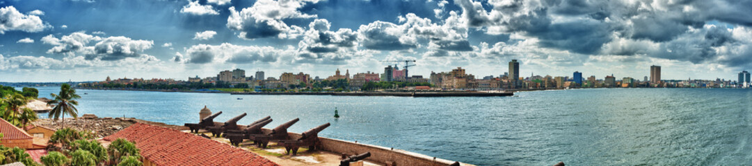 Panoramablick auf die Stadt Havanna und die Bucht von Havanna zum Schloss Morro