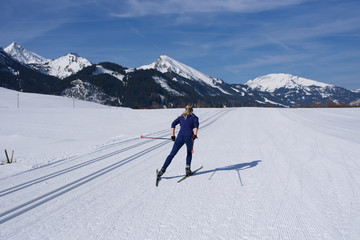 Fototapeta na wymiar Skilangläufer vor Alpenbergen im Winter beim Skifahren7