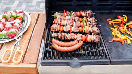 Barbecue en action sur la terrasse