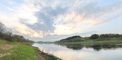 Fototapeta na wymiar panorama of the spring river