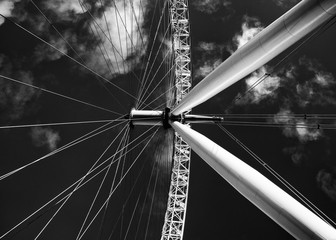 Fototapeta premium Architectural details of the metallic structure of a ferris wheel.