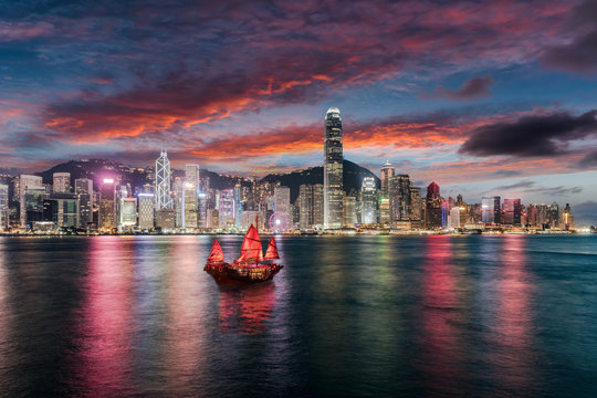 Die beleuchtete Skyline von Hong Kong und der Victoria Harbour am Abend nach Sonnenuntergang