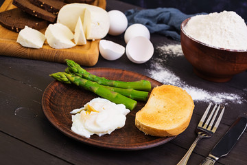 Easy breakfast. Toast, poached egg and asparagus