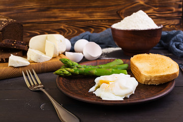 Easy breakfast. Toast, poached egg and asparagus