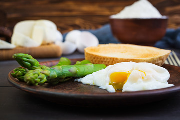 Easy breakfast. Toast, poached egg and asparagus
