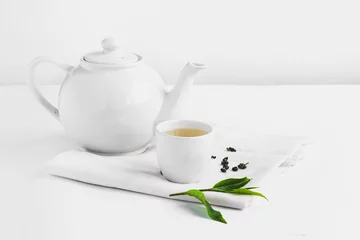 Foto auf Acrylglas Tee Grüner Tee in weißer Tasse Weißes Hintergrundaroma