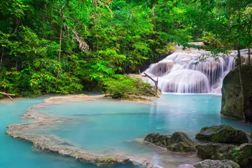 Türaufkleber Wasserfall im tropischen Wald © calcassa