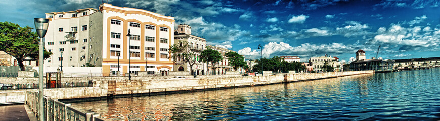 Fototapeta na wymiar panoramic View of the bay and the malecon of Havana, Cuba