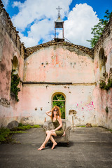 Femme dans les ruines de la chapelle de Moulin sur Cance près d'Annonay