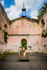 Femme dans les ruines de la chapelle de Moulin sur Cance près d'Annonay